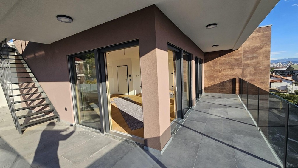 Großzügige Terrassenfläche vor dem Wohnraum