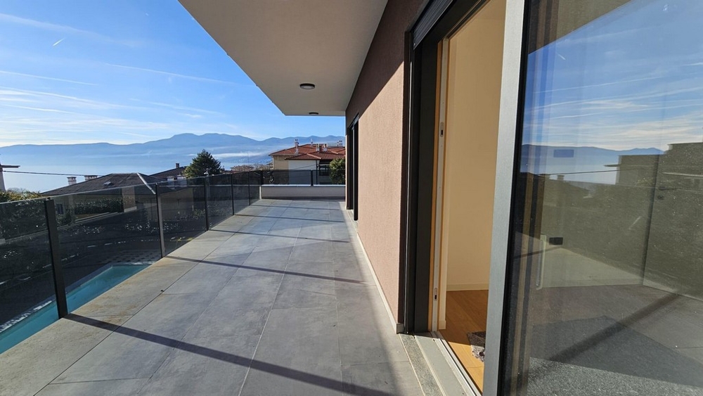Lange Terrasse mit Meer- und Bergpanorama