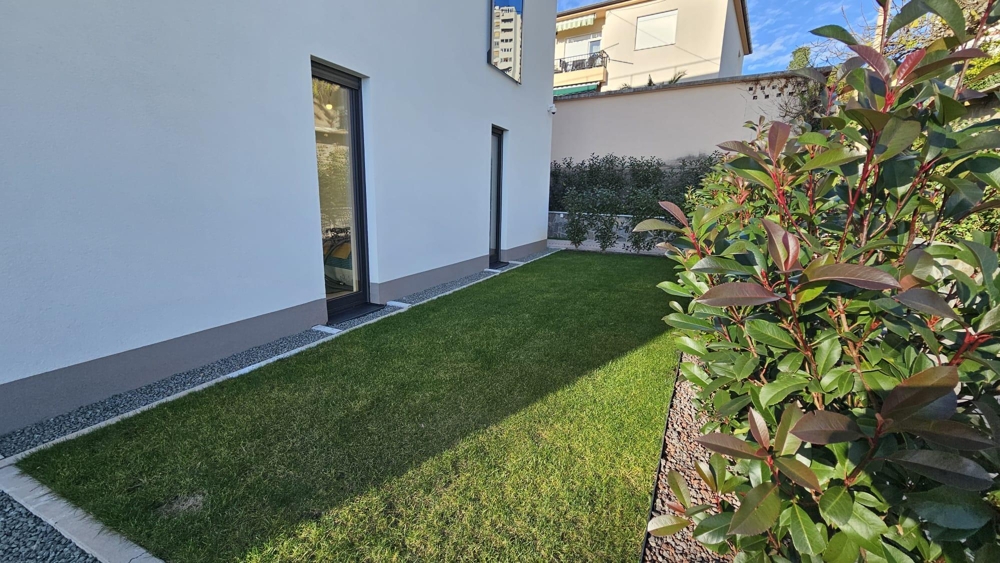 Die Wohnung ist von einem gepflegten Garten umgeben. 