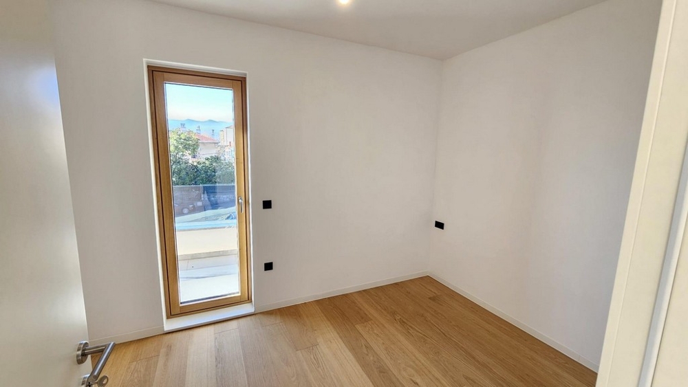 Schlafraum mit bodentiefem Fenster