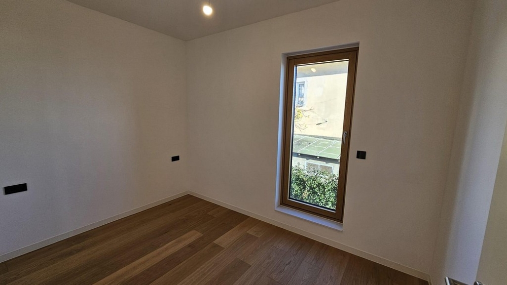 Helles Zimmer mit Gartenblick
