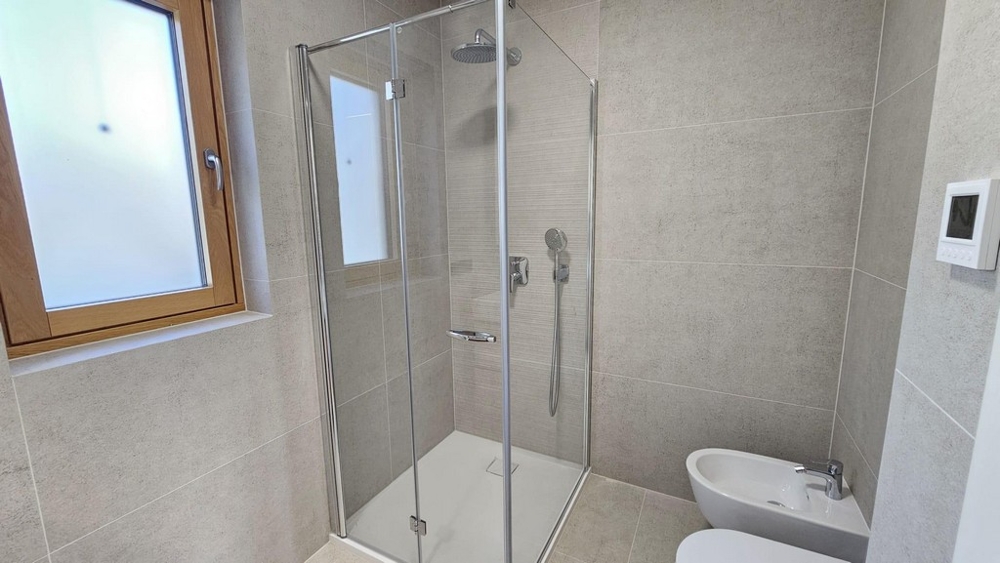 Modernes Badezimmer mit Dusche