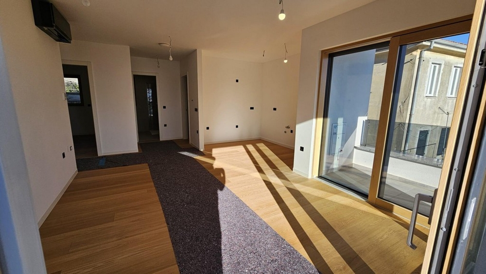 Wohnbereich mit großen Glasfronten und Terrassenzugang