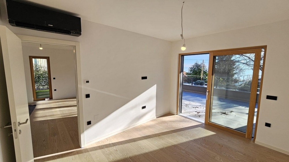 Helles Zimmer mit Zugang zur Terrasse