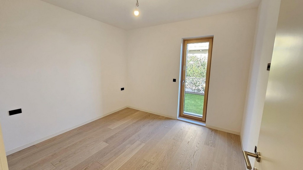 Schlafraum mit bodentiefem Fenster