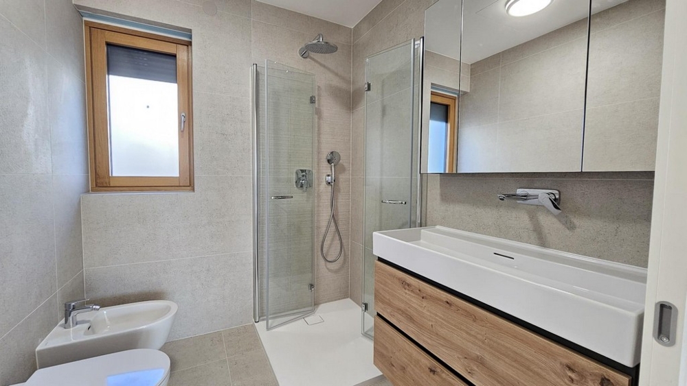 Modernes Badezimmer mit Dusche