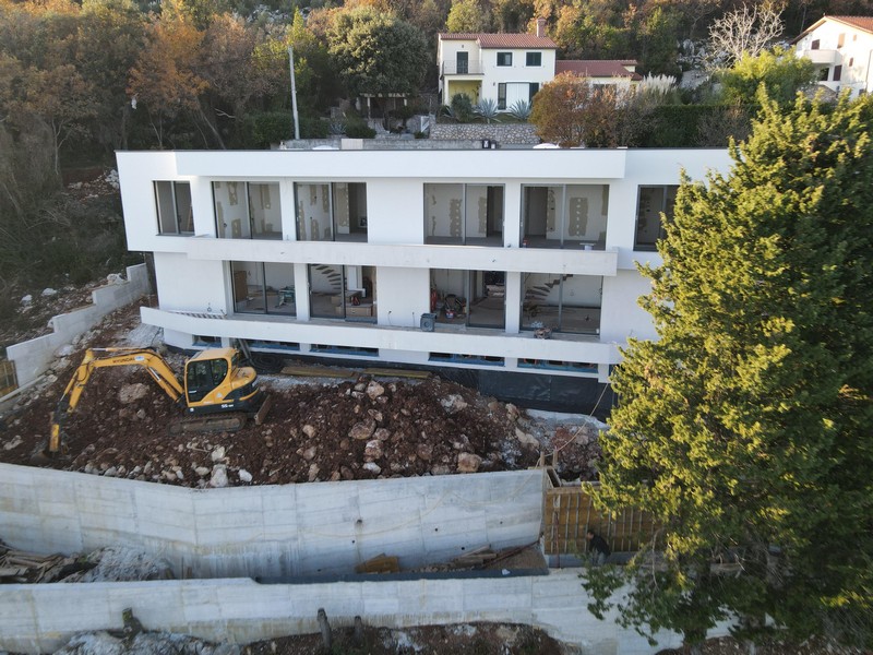 Bautätigkeiten am modernen Wohngebäude