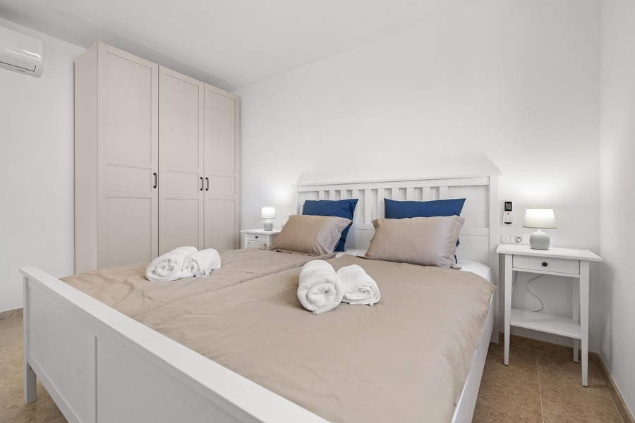 Schlafzimmer mit Doppelbett und Kleiderschrank