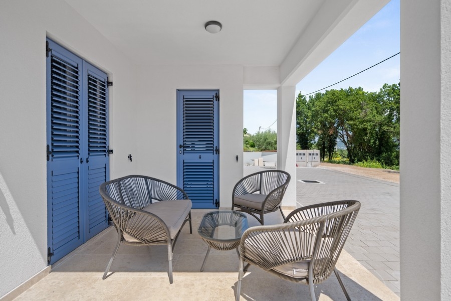 Terrasse mit Loungemöbeln und Zugang zur Wohneinheit