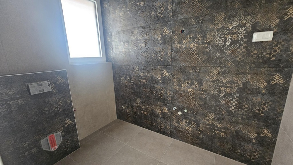 Badezimmer mit hochwertigen Wandfliesen