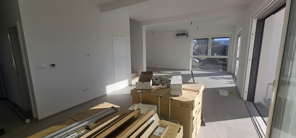 Offener Wohnbereich mit Küche im Neubau