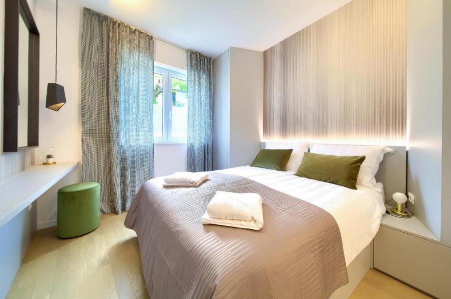 Schlafzimmer mit Doppelbett und indirekter Beleuchtung