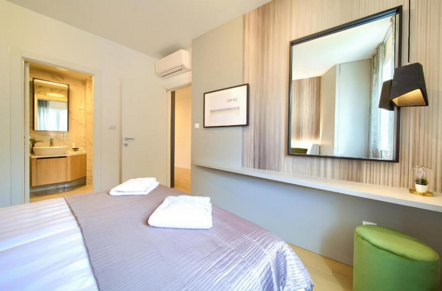 Schlafzimmer mit Badzugang und Spiegel