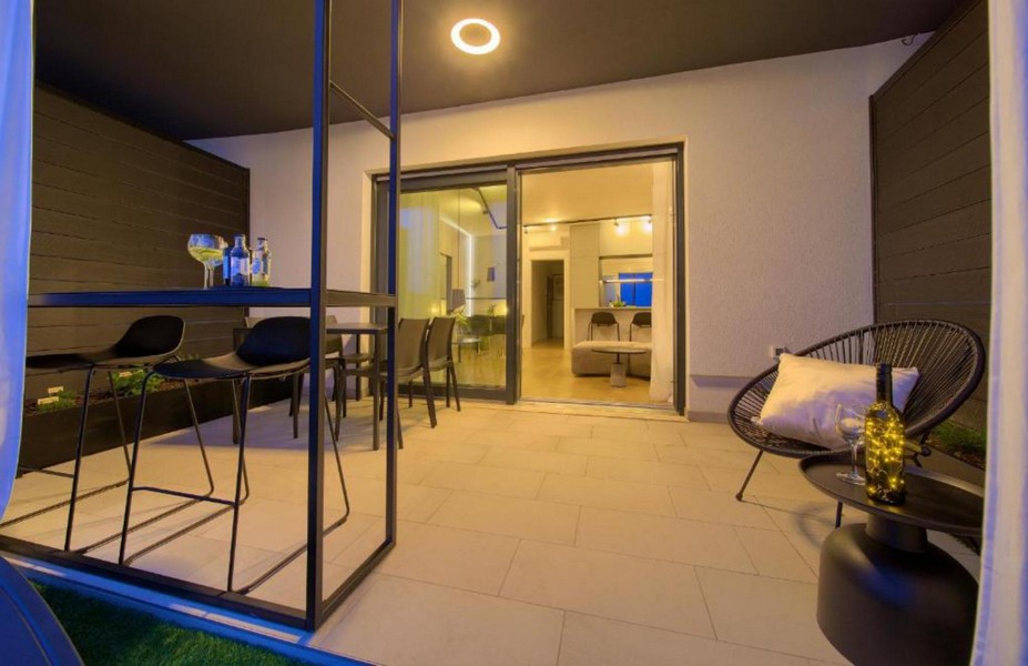 Moderne Terrasse mit Sitzbereich und Zugang zum Wohnraum