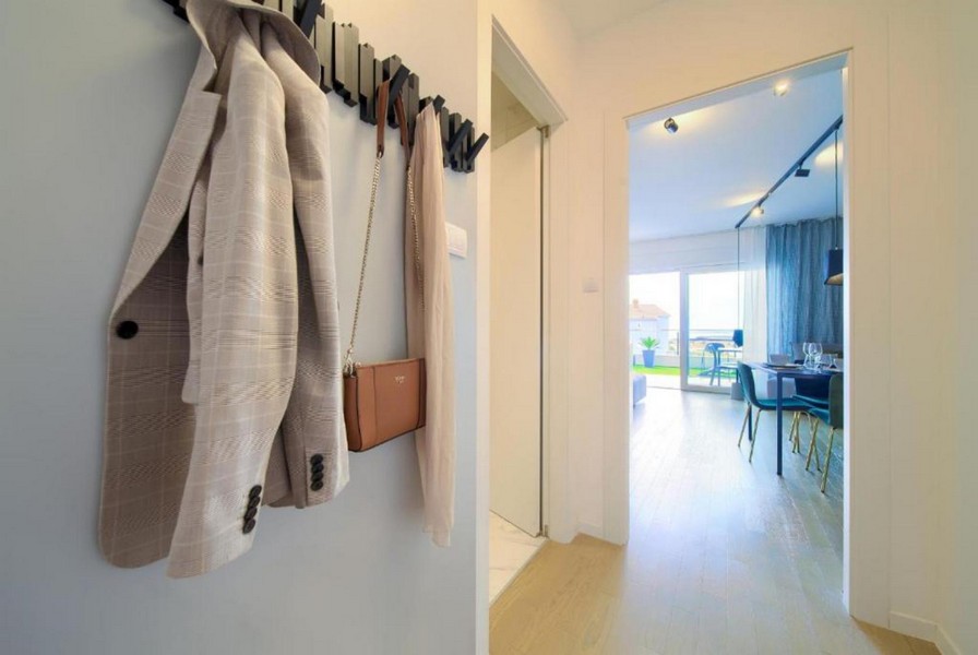 Flur mit Garderobe und Blick in den Wohnbereich