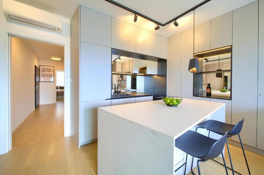 Moderne Küche mit Kochinsel und Barhockern