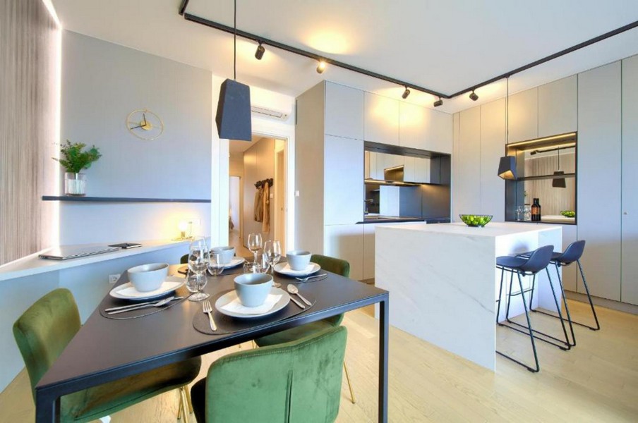 Essbereich und Küche in offenem Grundriss