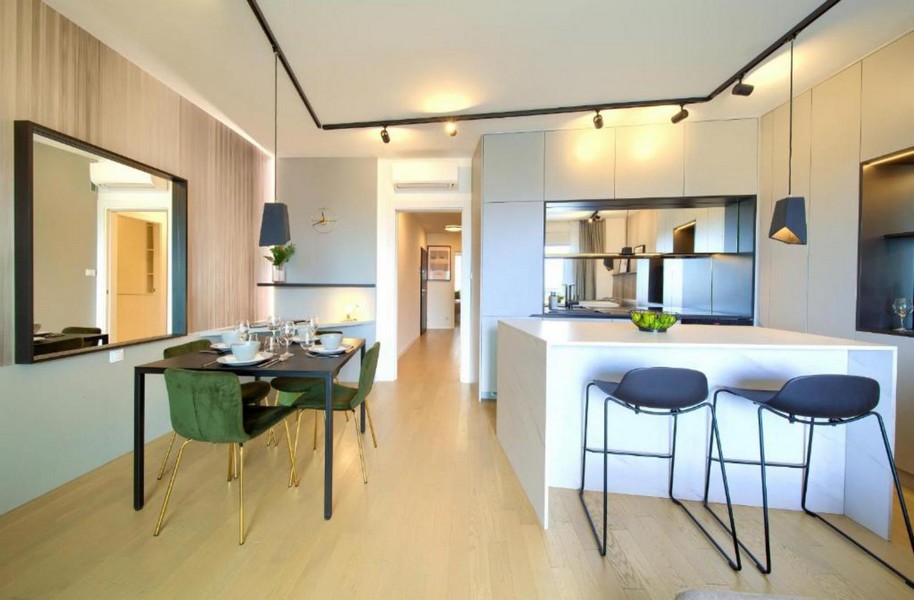 Wohnküche mit Kochinsel und Durchgang zum Flur