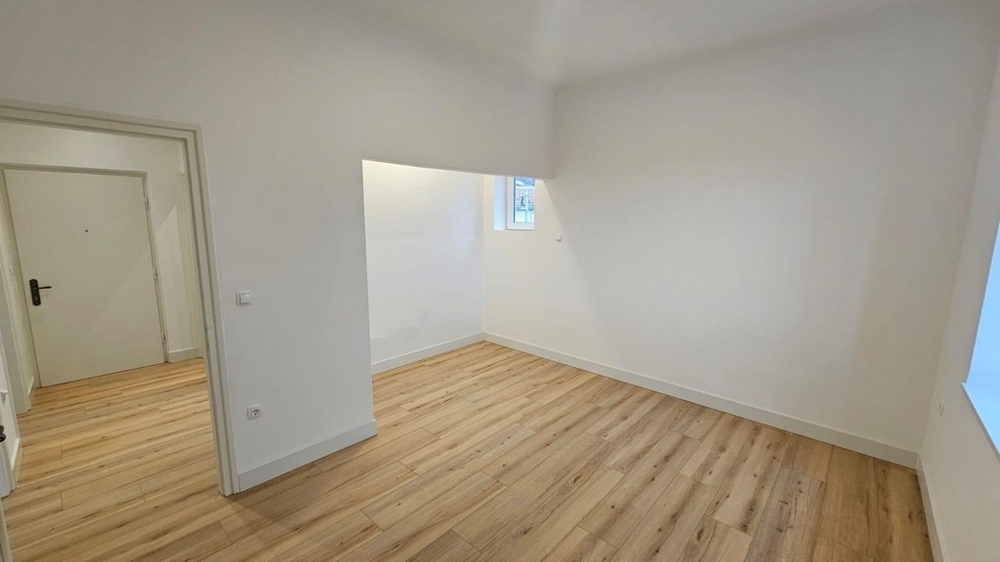 Heller Wohnraum mit neuem Boden