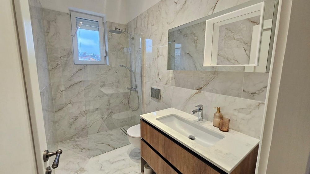 Modernes Badezimmer mit bodengleicher Dusche