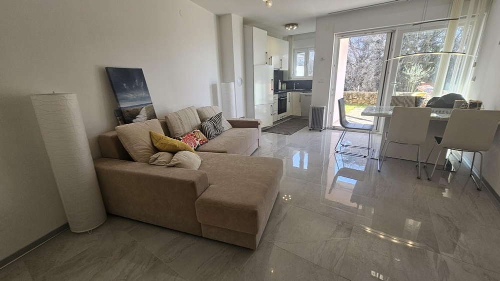 Möblierter Wohnbereich der Immobilie A3845 in Njivice, Insel Krk.