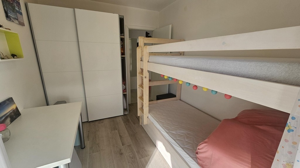 Kinderzimmer mit Etagenbett und Kleiderschrank