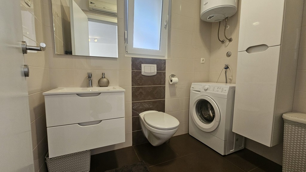Modernes Badezimmer mit Waschmaschine