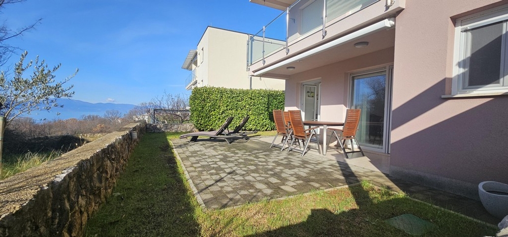Terrasse mit Gartenbereich
