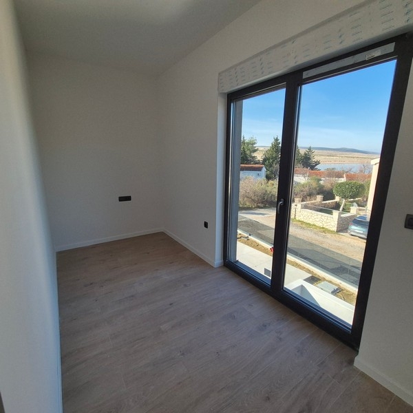 Schlafzimmer mit Fenster und Ausblick