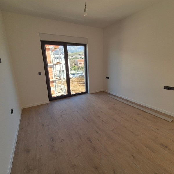 Helles Schlafzimmer mit Holzfußboden