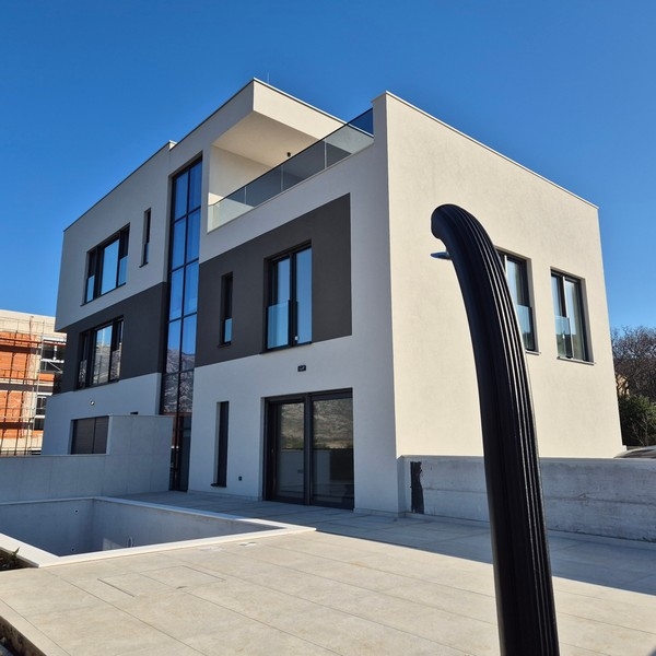 Wohnung mit Pool zum Kauf in Rovanjska, Kroatien.