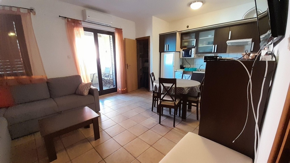 Wohnzimmer mit Sofa und Zugang zur Terrasse