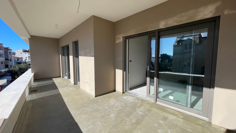 Terrasse der Neubauwohnung A3852 nahe dem Meer in Vodice, Kroatien.