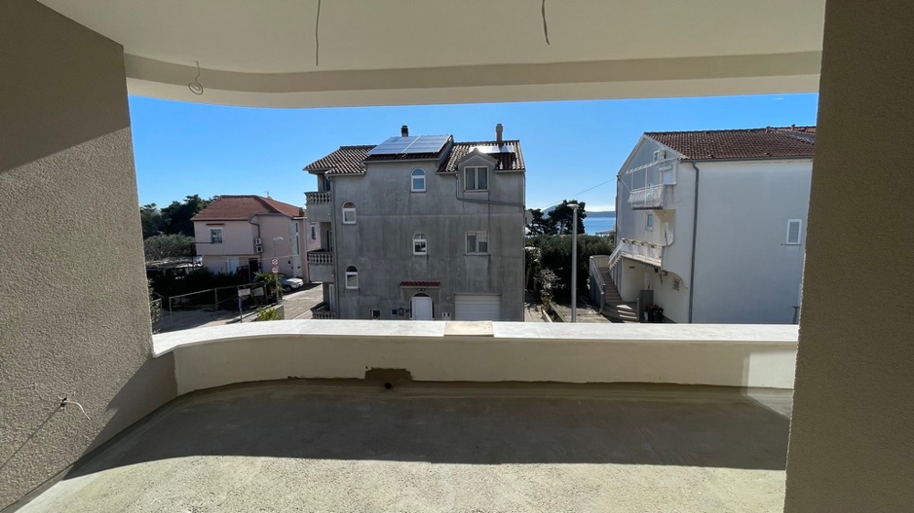 Terrasse mit Blick auf Nachbargebäude und Meer