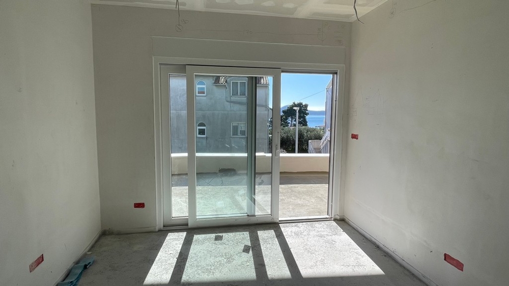 Wohnraum mit Schiebetür zur Terrasse