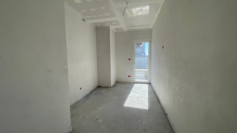 Schmaler Raum mit Zugang zur Terrasse