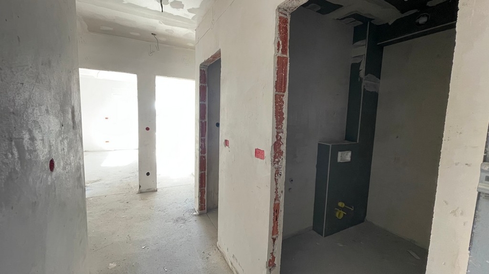 Flur mit Zugang zu Badezimmer und Wohnbereich