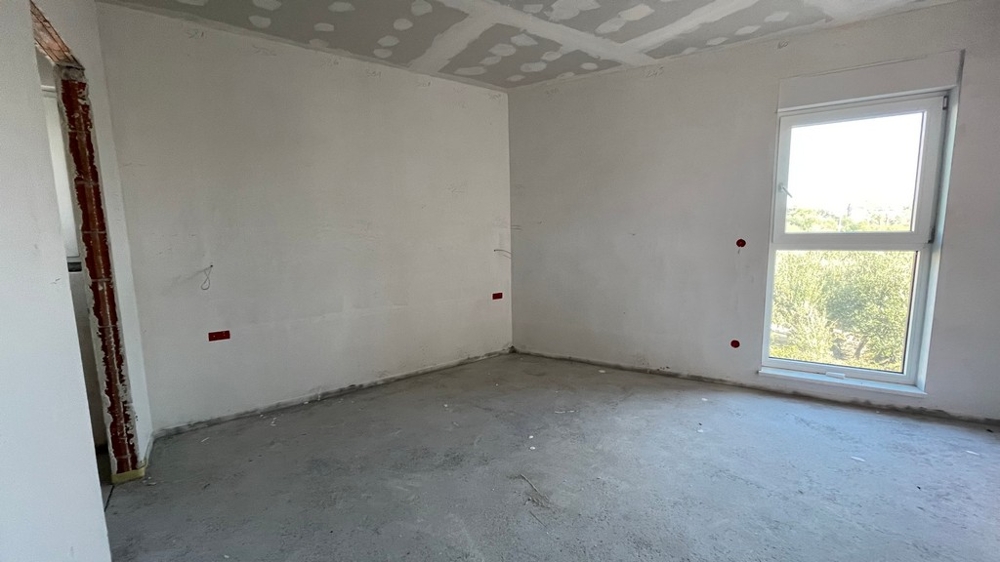 Schlafzimmer im Rohbau mit Fenster