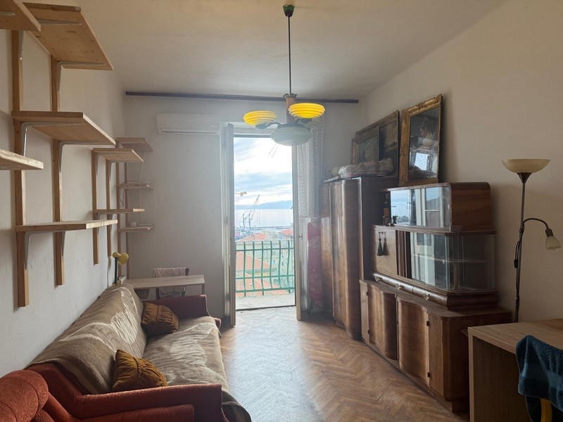 Wohnzimmer mit Balkon und Meerblick