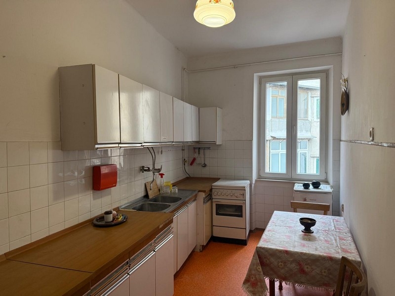 Separate Küche mit Fenster