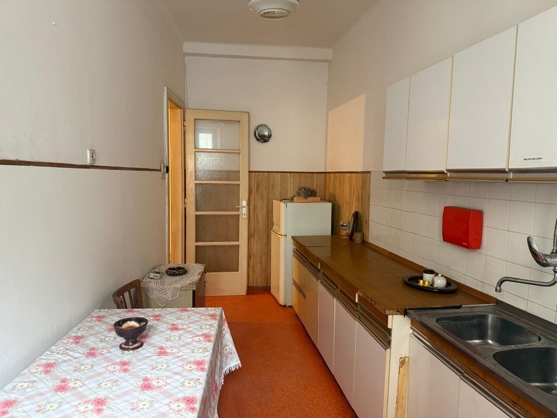 Küche mit Einbauzeile und Essbereich