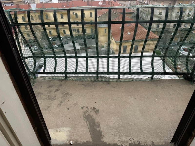 Balkon mit Blick auf die Dächer der Stadt