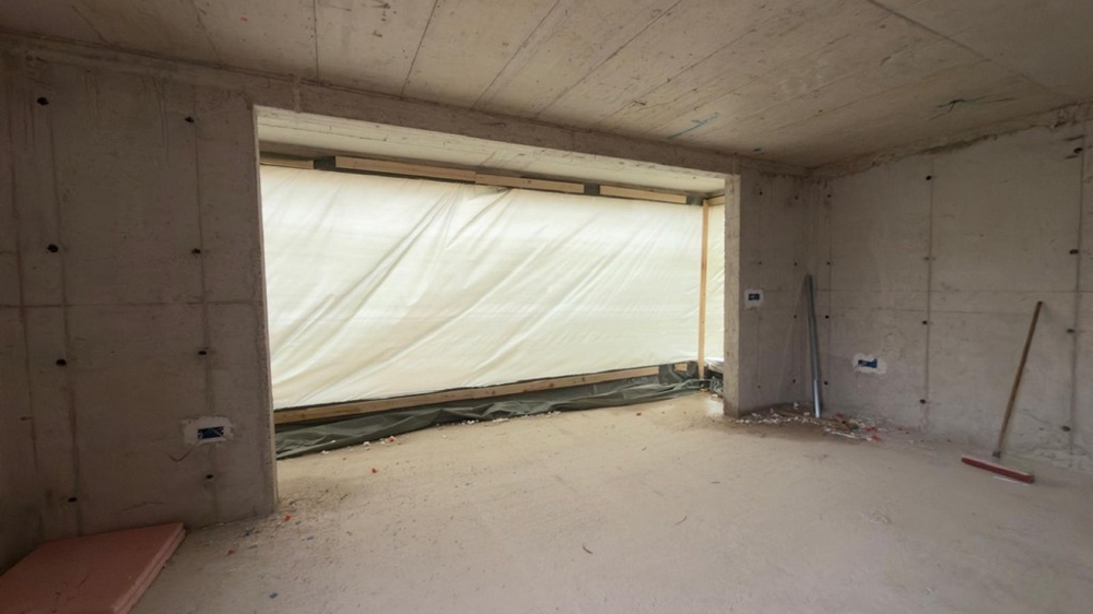 Rohbau Wohnzimmer mit großer Fensterfront