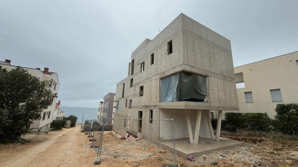 In diesem modernen Neubau steht die Erdgeschosswohnung zum Verkauf.