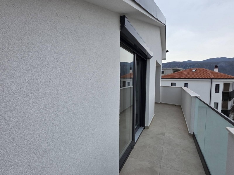 Blick auf die Terrasse der Dachgeschosswohnung A3859 in Novi Vinodolski.