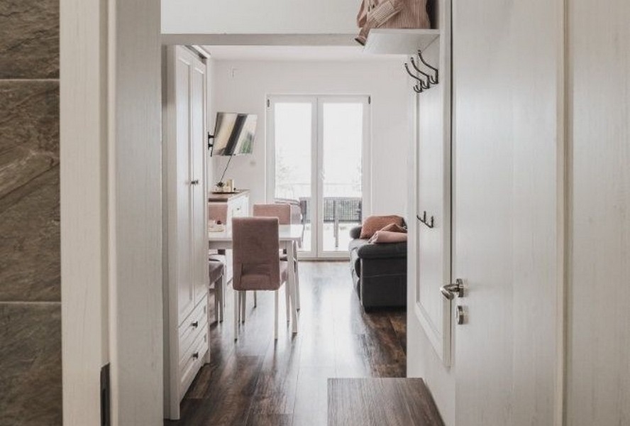 Flur mit Blick in den Wohnbereich und Balkon