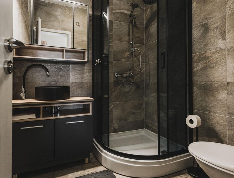 Badezimmer mit Dusche und Waschtisch