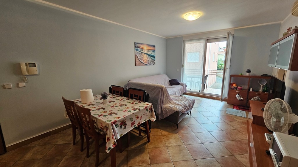 Wohnzimmer mit Sofa, Essplatz und Zugang zur Terrasse