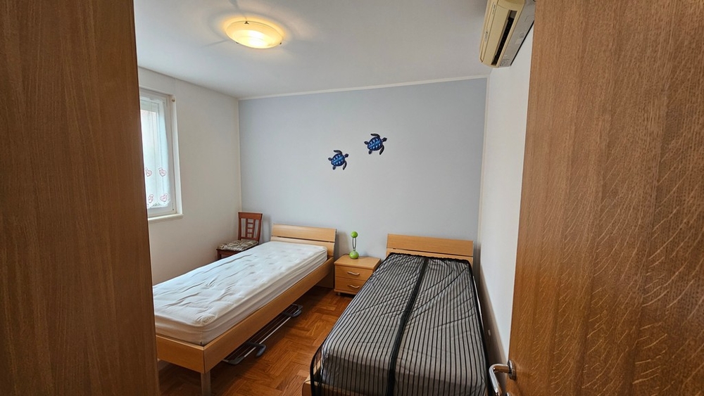 Schlafzimmer mit zwei Einzelbetten und Kleiderschrank