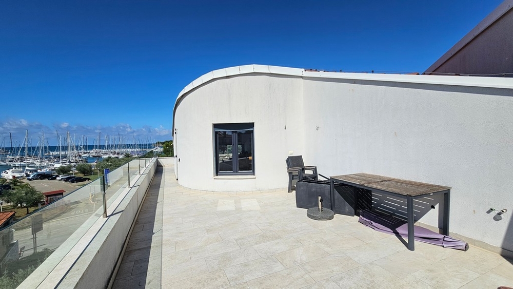 Dachterrasse der Wohnung A3863 in Novigrad, Istrien.